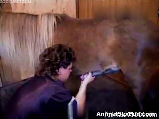 Mature loads her wert cunt with a giant horse cock